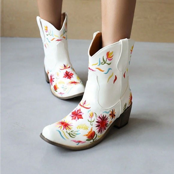 Vintage Shoes - Women Floral Embroidered Heeled Western Cowboy White Ankle Boots US 7.5 CN39